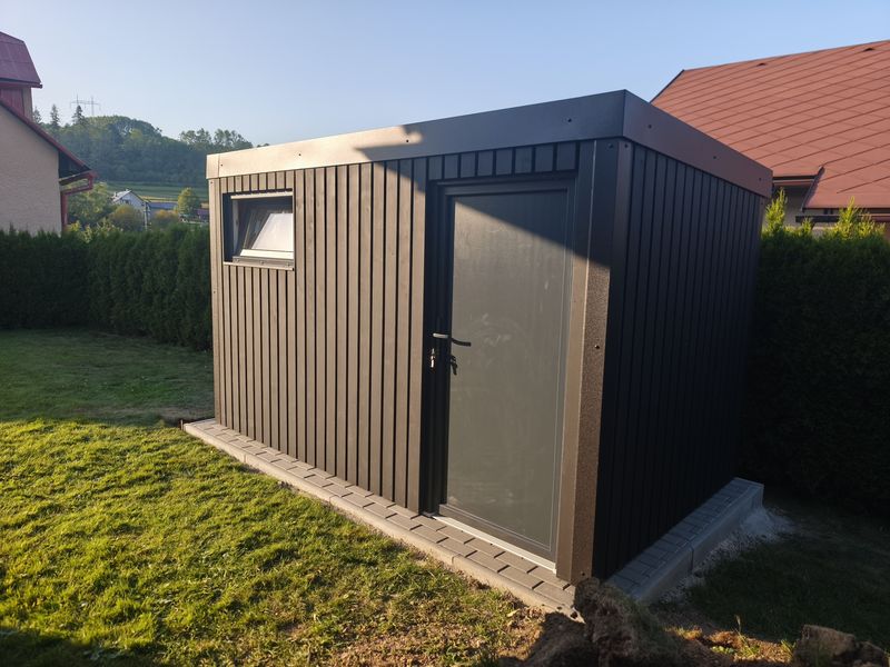 Čierny domček spredu s dverami a výklopným oknom