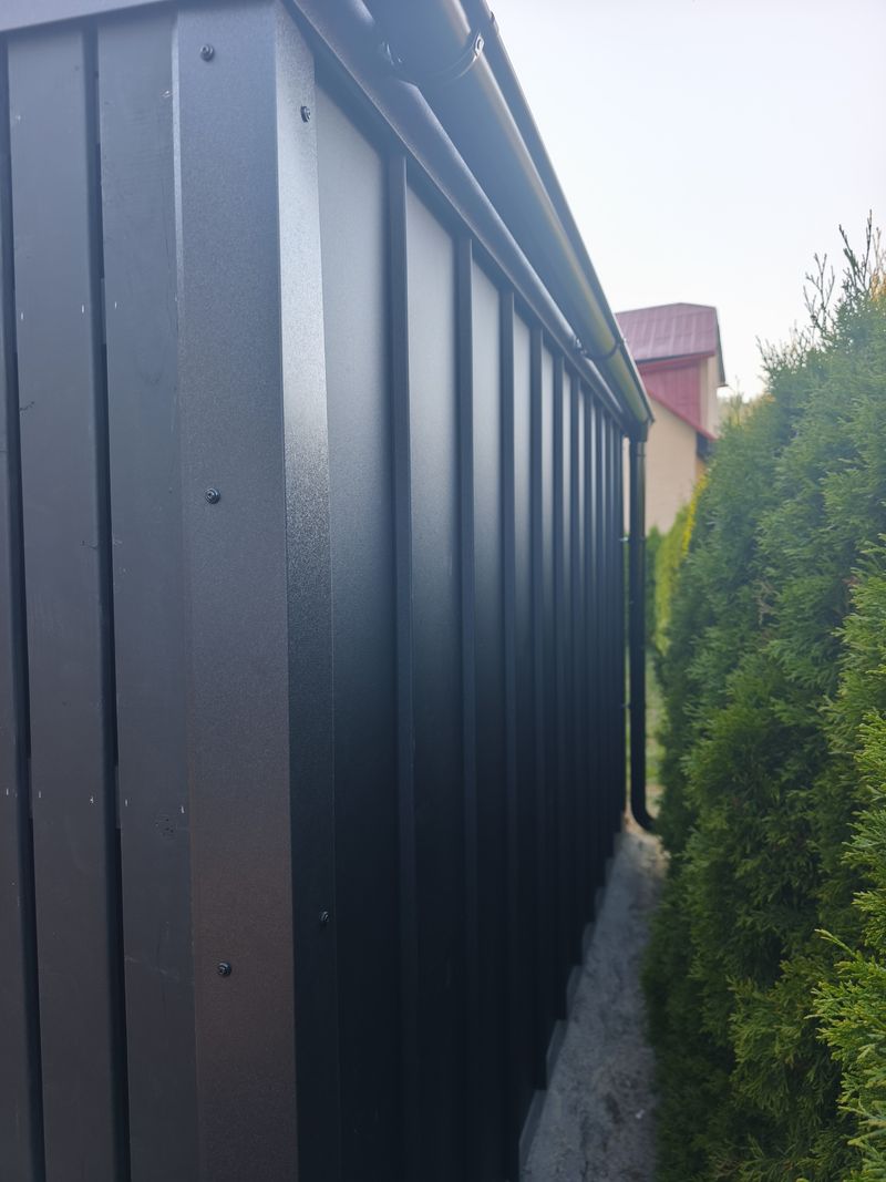 Detail oplechovanej steny v čiernej