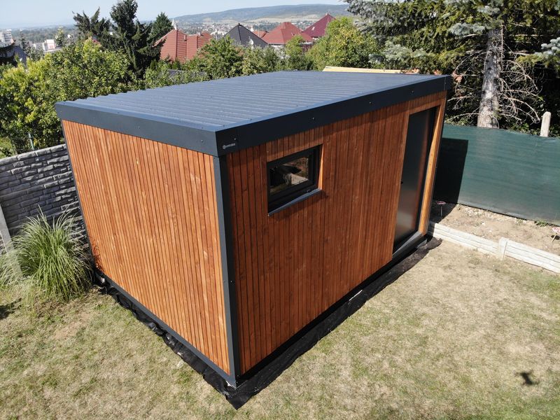 Domček s obkladom palisander z dronu, spredu