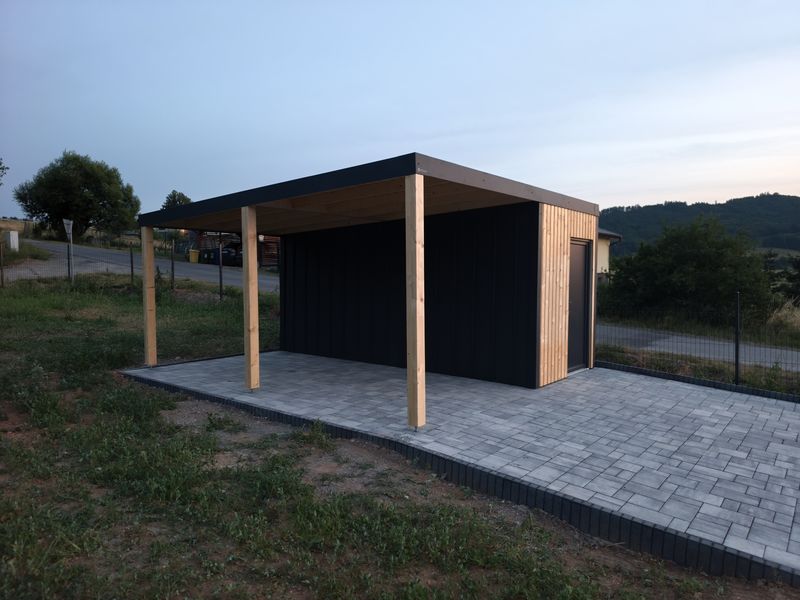 Domček breza s krytou terasou na stĺpoch, pohľad zo záhrady